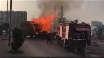 دون إصابات.. تفاصيل اشتعال سيارة نقل إثر انقلابها بالطريق الصحراوي في المنيا