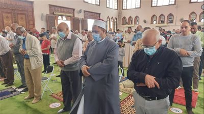 محافظ بورسعيد يؤدي صلاة الجمعة الأخيرة من رمضان في مسجد الشاطئ| صور