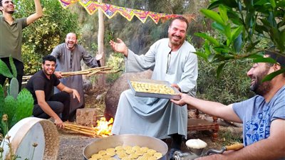 مودة ورحمة.. رجال بالشرقية يخبزون كعك العيد بدلا من نسائهم: كفاية عليهم غسل السجاجيد │ صور