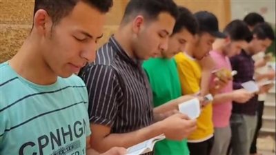 تلاميذ الشيخ المتوفى خلال صلاة التراويح بالمنوفية يتلون القرآن على قبره: كان أب لينا كلنا | بث مباشر