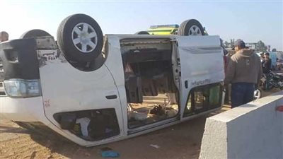 إصابة 12 شخصًا فى انقلاب ميكروباص بالطريق الزراعي ببني سويف 
