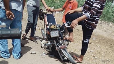 إصابة أب ونجله في حادث تصادم موتوسيكل بعمود إنارة بالدقهلية