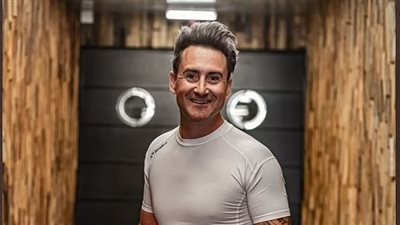 مصاب بشلل نصفي يدخل موسوعة جينيس بعد تسلق 51 طابقًا من ناطحة سحاب