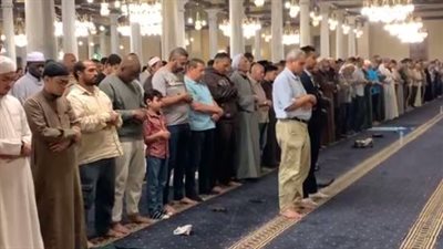 امتلاء مسجدي الحسين والأزهر بالمصلين لأداء آخر صلاة تراويح في شهر رمضان | بث مباشر