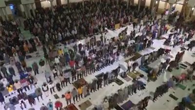 إقبال كبير من المصلين على صلاة آخر تراويح بالجامع الأزهر | صور   