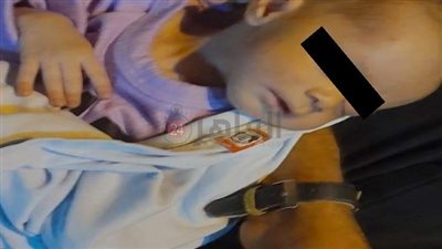 يرتدي ملابس قديمة.. العثور على طفل رضيع أمام أحد المنازل بمركز دار السلام بسوهاج 