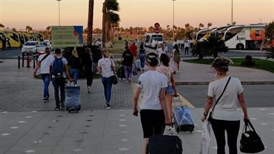 مطار الغردقة ومرسى علم يستقبلان 18 ألف سائح على متن 112 رحلة طيران اليوم