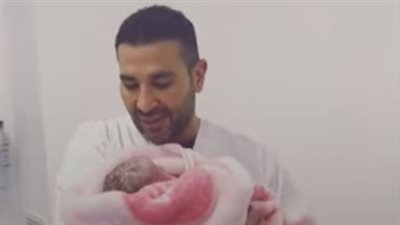 بتكبيرات في أذنها.. أحمد سعد يستقبل مولودته الأولى من آخر زيجاته | فيديوجراف