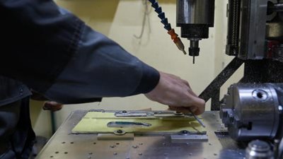 لتمويل المجهود الحربي.. أوكراني يصنع سلسلة مفاتيح من حطام طائرة روسية مقاتلة  