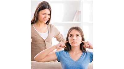 لماذا لا يكترث الأبناء بحديث أمهاتهم؟.. دراسة: أدمغة المراهقين لا تلتفت للأصوات المألوفة