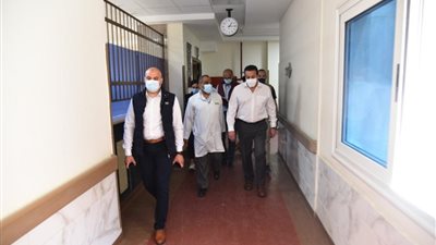 خالد عبد الغفار يكافئ مدير مستشفى ناصر العام والعاملين لجهودهم