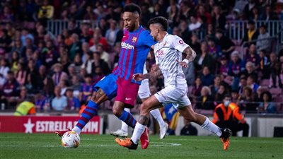 ديباي يقود هجوم برشلونة أمام ريال بيتيس في الدوري الإسباني