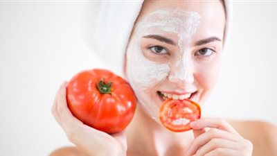 تعرف على الفوائد الصحية لمسكات الطماطم.. يقلل من حب الشباب ويفتح البشرة