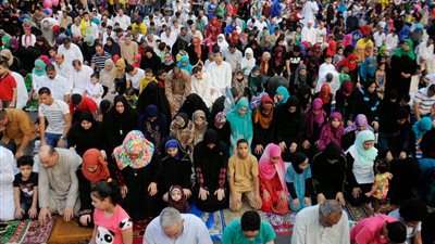 كيفية صلاة عيد الفطر عند المذاهب الأربعة وكيفية أدائها .. فيديو 