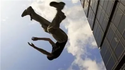 مصرع شاب إثر سقوطه من أعلى عمارة سكنية بأسوان