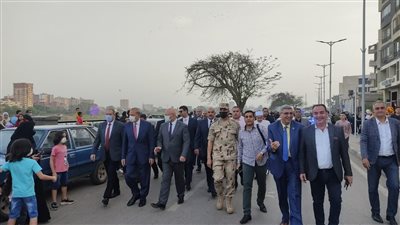 محافظ القليوبية ورئيس جامعة بنها يؤديان صلاة عيد الفطر المبارك بمسجد ناصر