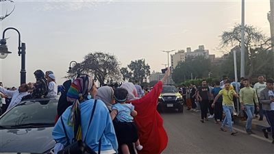 بالسيلفى.. المئات من أهالى بنها يحتفلون بعيد الفطر المبارك 