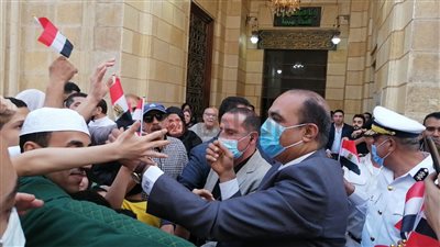 مدير أمن الغربية يوزع أعلام وبلالين وشيكولاتة على المواطنين احتفالا بعيد الفطر 