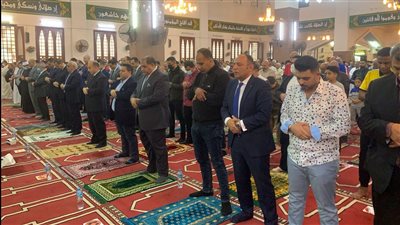 محافظ ومدير أمن بورسعيد يؤديان صلاة العيد وسط الآلاف من المواطنين | صور 