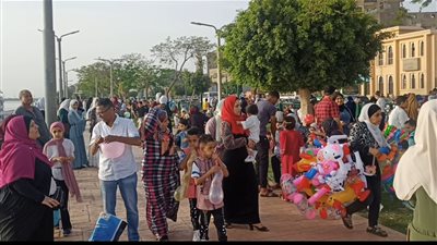 إقبال مواطني المنيا على الكورنيش في أول أيام عيد الفطر المبارك |فيديو