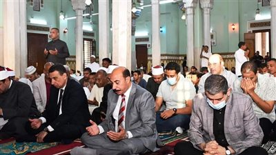 محافظ أسوان يؤدي صلاة عيد الفطر المبارك بمسجد بدر بالطابية 