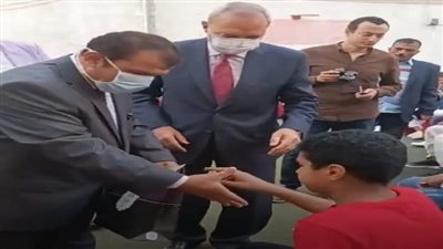 محافظ القليوبية يقدم التهنئة للأطفال بمؤسسة البنين والبنات بمدينة بنها