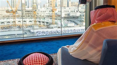 الملك سلمان وولي عهده يؤديان صلاة العيد بالمسجد الحرام