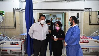 عبد الغفار يكافئ المدير والعاملين بمستشفى ناصر العام.. ويوجه بإقالة مدير مستشفى القاهرة الجديدة 