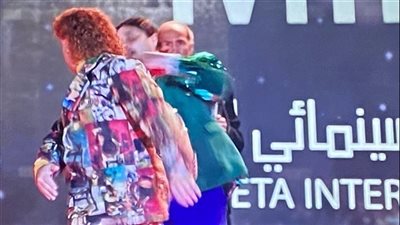 على طريقة ويل سميث.. حزلقوم يصفع نفادي في ختام مهرجان المزاريطة |فيديو