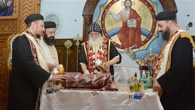 في عشية عيده.. تطييب رفات القديس مارجرجس بكنيسته بطهطا