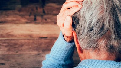 دراسة تكشف سببًا جديدًا للخرف يبدأ قبل عقود من ظهور الأعراض