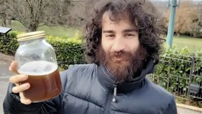 أغرب مما تتخيل.. شاب بريطاني: البول عالجني من الاكتئاب وأفضل شيء لترطيب بشرتي