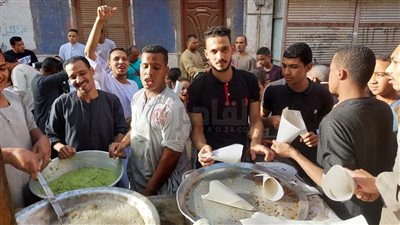 مواطن في الأقصر يوزع 1500 ساندوتش فول وطعمية مجانًا احتفالًا بعيد الفطر المبارك | صور