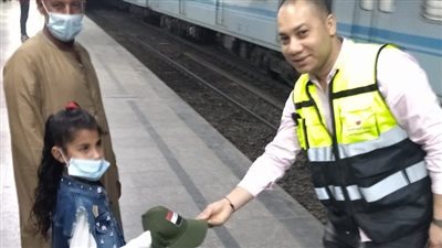 النقل: توزيع 3000 هدية على المواطنين في مترو الأنفاق بمناسبة عيد الفطر