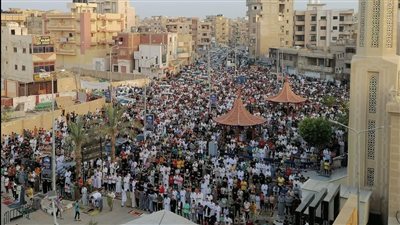 ملقوش مكان بالمسجد.. مواطنون بالعريش يصلون العيد فوق سيارة نقل | فيديو