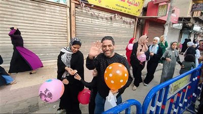 زيارة المقابر وإعداد وجبة المحشي وتوزيع العيدية على الأطفال.. أهم عادات احتفال أهالي القليوبية بعيد الفطر 