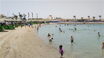 توافد المئات على شواطئ الغردقة في ثاني أيام عيد الفطر المبارك | صور