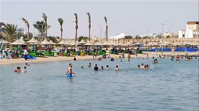 إقبال كبير للمواطنين على الشواطئ العامة بالغردقة في ثاني أيام العيد | بث مباشر