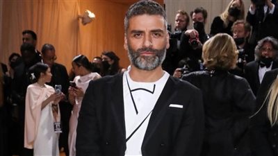 أوسكار إيزاك نجم مسلسل Moon Knight يصدم جمهوره في حفل ميت جالا