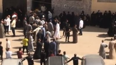 انهيار أهالي ضحايا حادث تصادم ملاكي بنقل أثناء خروج جثامينهم من المشرحة بكفر الشيخ | بث مباشر