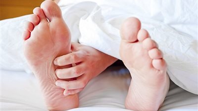 الحركات اللإرادية خلال نومك.. تشير إلى مرض تململ الساقين