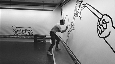 كيث هارينج.. بدأ من الرسم بالطباشير في محطة المترو وأصبح أشهر التشكيليين