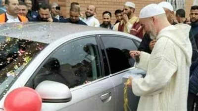 لجهوده خلال شهر رمضان.. مصلون يهدون إمام مسجد في إسبانيا سيارة فاخرة |فيديو 