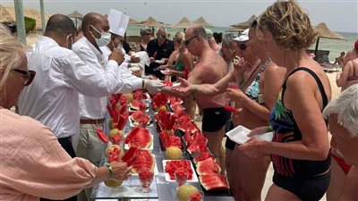 مهرجان البطيخ.. فنادق مرسى علم توزع البهجة على السائحين | صور