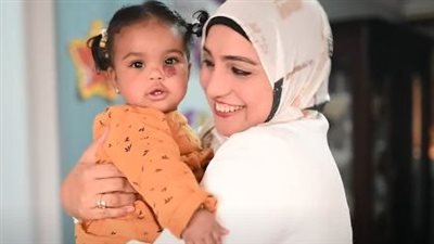 أم لطفلين.. سيدة تكفل طفلة يتيمة وتربيها مع نجليها