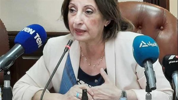 الدكتورة منى الحديدي