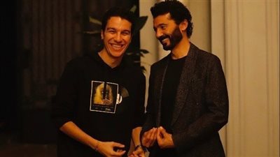 خالد النبوي ونجله نور يتحدثان عن كواليس أول عمل درامي يجمعهما | فيديو