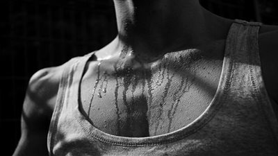 العرق ليلًا يشير لأورام سرطانية.. تعرف على ذلك