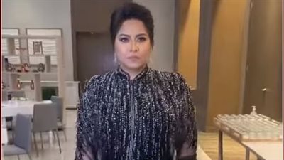 شيرين عبد الوهاب ترتدي فستانًا على شكل عباءة سوداء في حفلها بأبو ظبي | فيديو 