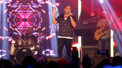 استقبال أسطوري وتفاعل كبير من الجمهور.. لقطات من حفل عمرو دياب بالكويت